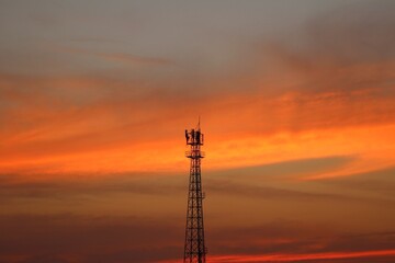 Obraz premium mobile phone tower and the beautiful colors of the evening sky 
