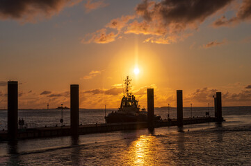 Schlepper im Sonnuntergang