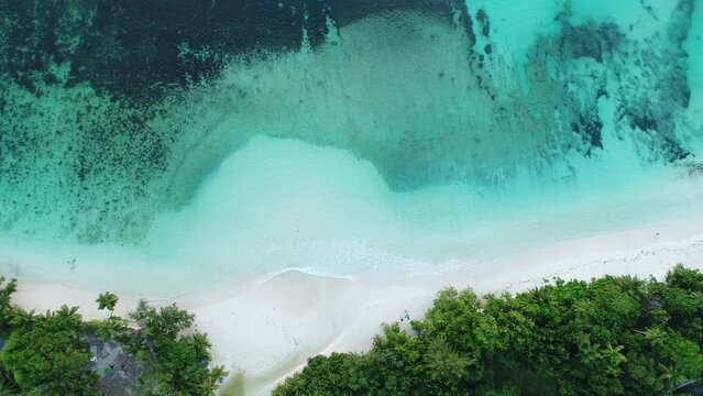 Seychellen von oben am Strand
