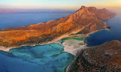 Grecja, Kreta lato słynna grecka rajska plaża Balos, turkusowa woda, góry, zatoka - słoneczne...