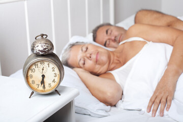 zufriedenes Seniorenpaar im Bett