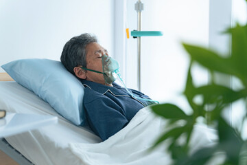 酸素マスクをつけてベッドに寝るシニア男性 - obrazy, fototapety, plakaty