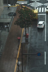 雨の日に傘をさす人