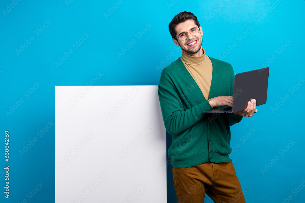 Aufkleber photo of young man programmer make purchase online eshopping buyer advert photo placard hold netbook