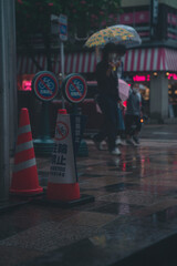 雨の日に傘をさす人