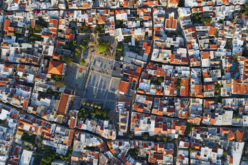 Grecja, Kreta, greckie miasto Retimno z drona - ulice domy, czerwone dachy