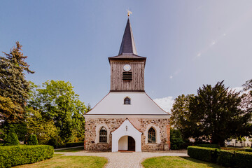 Fototapeta na wymiar evangelische Kirche Falkenhagen in Falkensee aus der frontalen Sicht