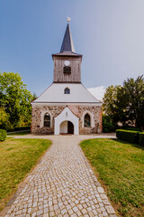 evangelische Kirche Falkenhagen in Falkensee aus der frontalen Sicht