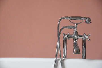 altmodische freistehende Badewannenarmatur mit Handbrause