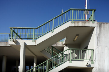 Betontreppe und Treppengel&auml;nder an einer Fu&szlig;g&auml;ngerbr&uuml;cke, Bremerhaven, Bremen, Deutschland, Europa