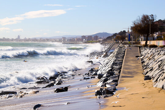 Olas picando contra las rocas