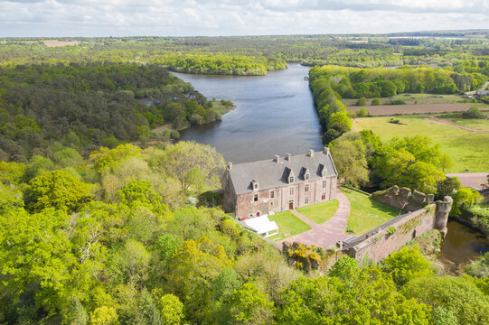 chateau de Comper , foret de Broceliande en Bretagne, vue aerienne