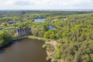 Fototapeta na wymiar chateau et étang de Comper , foret de Broceliande en Bretagne, vue aerienne