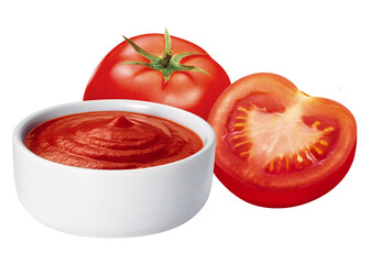 composição com tigela de molho de tomate e tomate vermelhos frescos isolado em fundo transparente...