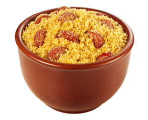 cumbuca de barro com receita brasileira de farofa com linguiça isolado em fundo transparente 