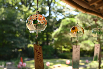 風鈴　古い日本家屋の軒先で　Wind chimes hanging from the eaves of an old Japanese house