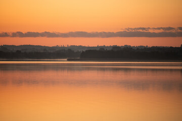 wschód słońca nad jeziorem 