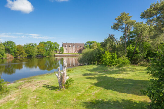 &eacute;tang chateau et parc de Comper en foret de Broceliande, Morbihan