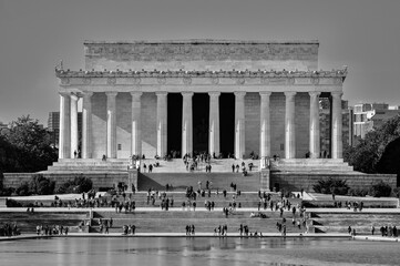 Obraz premium Diverse crowd of people in front of the iconic Lincoln Memorial in Washington, DC in grayscale