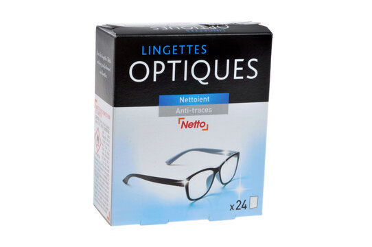 Lingettes optiques de la marques Netto dans leur emballage en gros plan sur fond blanc