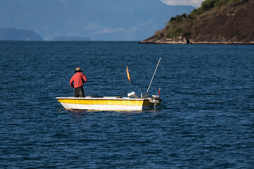 Barco de pesca no litoral do Brasil