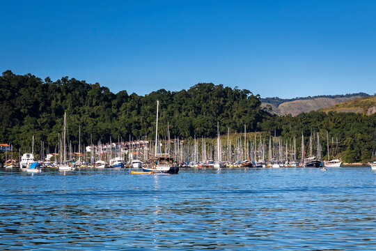 Barcos de pesca e leva no litoral