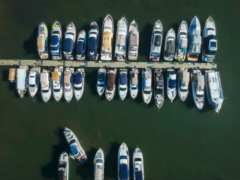 Marina no litoral do Rio, barcos vistos de cima imagem a&eacute;rea