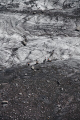 Personas equipadas haciendo rápel en grietas de un glaciar