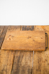 木の机と白い壁と木のまな板