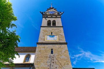 Obraz premium Church tower of City Church in backlight at the old town of City of Winterthur on a sunny spring day. Photo taken June 1st, 2023, Winterthur, Switzerland.