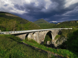 Fototapeta na wymiar Alpes, l'ancien viaduc de chemin de fer sous la menace de l'orage