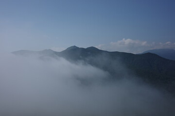 北蔵王の景色　山形神室岳登山道から見る雲海からのぞく雁戸山