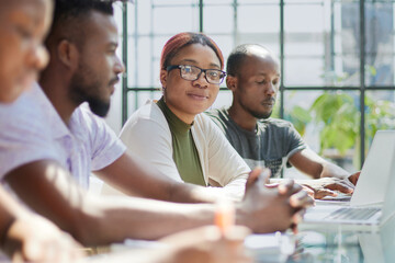 Obraz premium Young man using laptop with female student watching and smiling