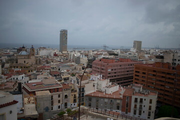 Panorámica de Alicante, España un día nublado.