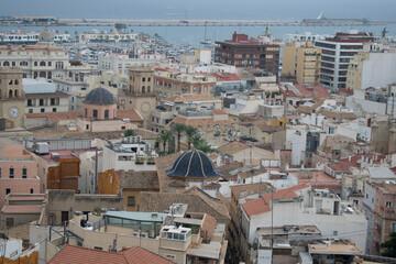 Fototapeta premium Panorámica de Alicante, España un día nublado.