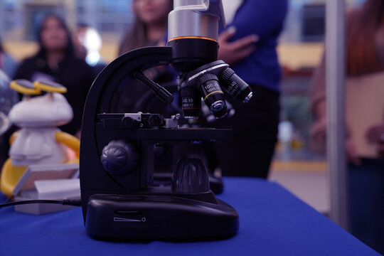School microscope, microscopio de escuela 