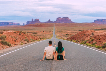 Happy couple on the famous road to Monument Valley in Utah. Amazing view of the Monument valley. - 630811959