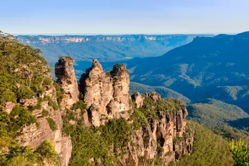 Papier Peint photo Trois sœurs The Three Sisters, a famous rock formation in the Blue Mountains, NSW, Australia. An easy day out from Sydney. The blue colour comes from the eucalyptus oil in the atmosphere.