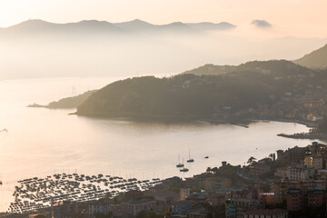 Bucht von La Spezia in der Abendd&auml;mmerung