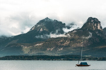 Segelboot vor Gebirgskette am Wolfgangsee in Österreich