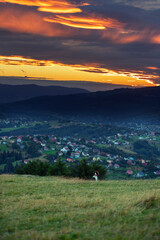 Letni widok z góry na zachód słońca, Ochodzita, Polska