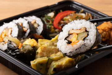 韓国弁当　(キンパ・チヂミ・チャプチェ・ヤンニョムチキン)