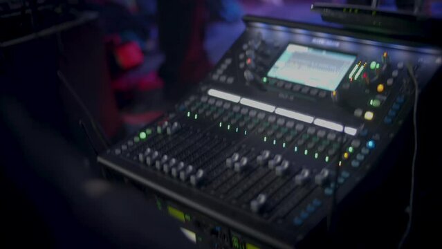 manos usando una consola de audio