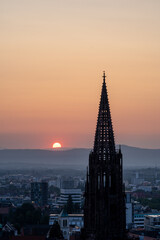 Fototapeta na wymiar Freiburg Minster at sunset shot from the Kanonenplatz on top of the Schlossberg