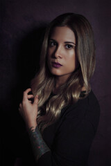 Fototapeta premium portrait of a woman posing, looking at the camera.