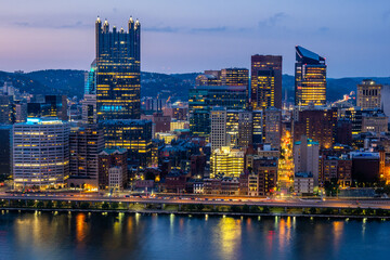 Fototapeta premium Sunset view of Pittsburgh downtown from Grand View at Mount Washington