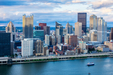 Fototapeta na wymiar Sunset view of Pittsburgh downtown from Grand View at Mount Washington