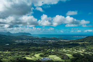 Nuʻuanu Pali Lookout, Oahu, Hawaii. Impressive view of windward Oʻahu from brink of pali (cliffs)...