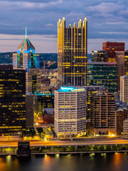 Fototapeta premium Sunset view of Pittsburgh downtown from Grand View at Mount Washington