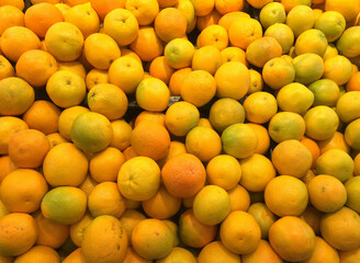 Naranjas amarillas amontonadas. 